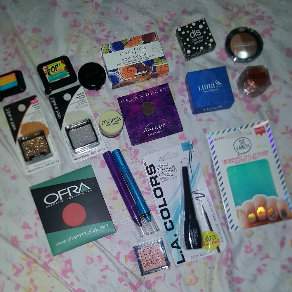 Makeup Bundle. - Picture 2 of 3